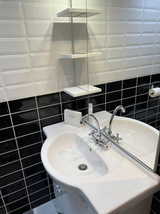 Le Paris Eiffel - Appartement Cosy En Plein Centre Bourgoin-Jallieu Extérieur photo